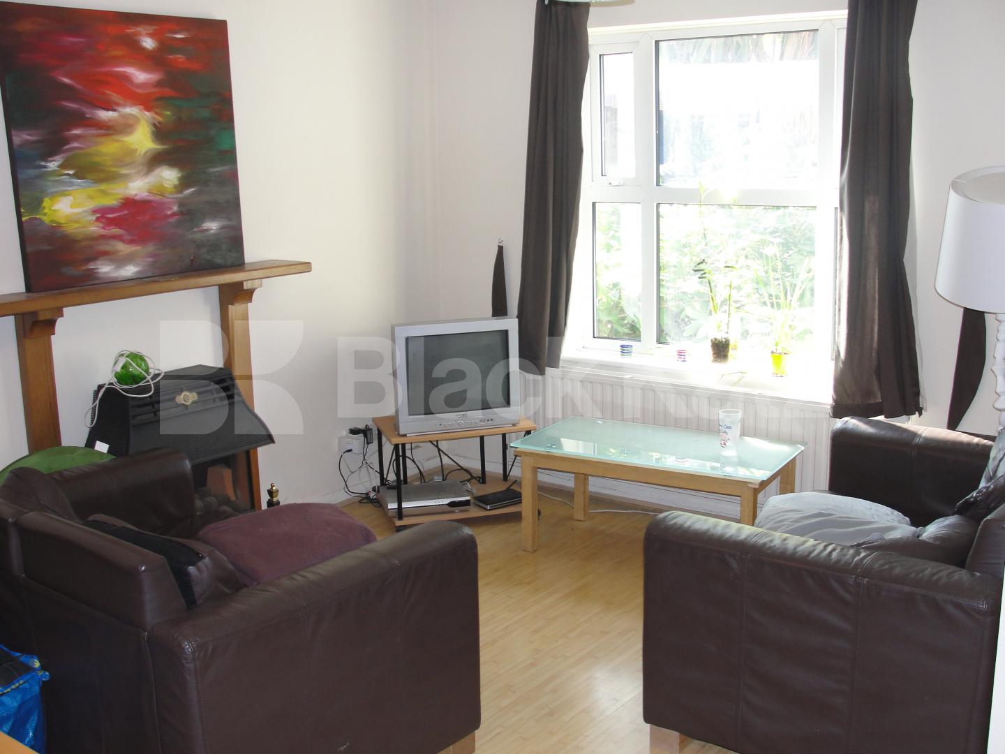 			UNDER OFFER, 3 Bedroom, 1 bath, 1 reception Mews House			 Greenland Mews, Surrey Quays